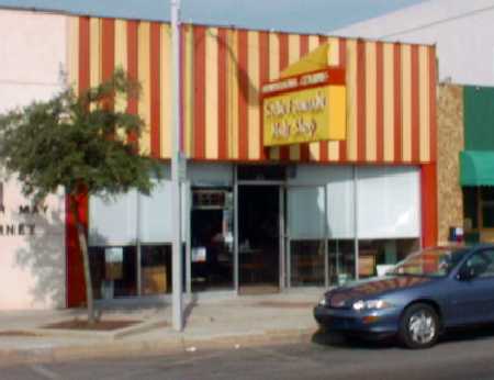 1998 view of the current Henderson Drug